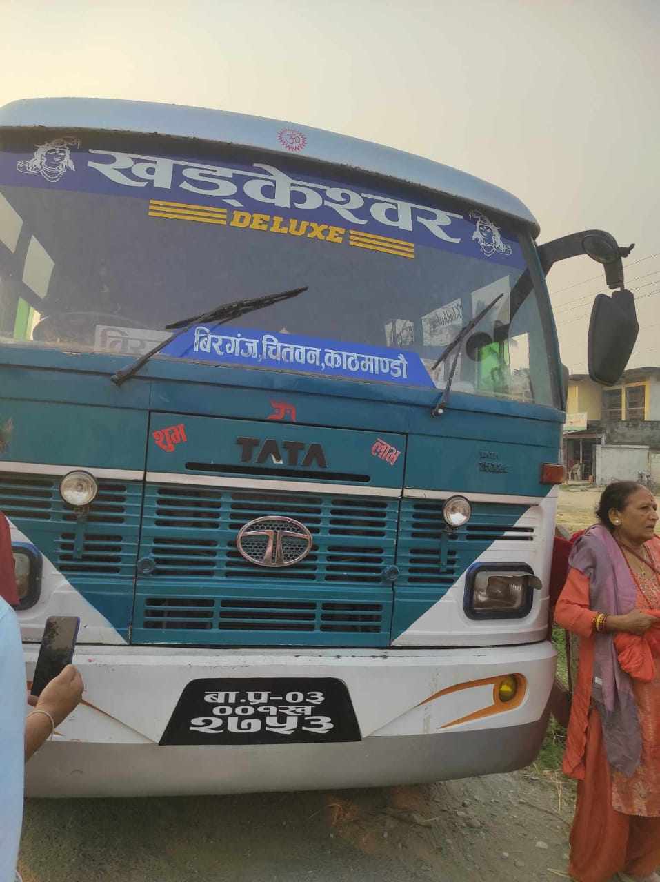 चितवनमा आफै चढेको बसले ठक्कर दिँदा एक तीर्थयात्रीको मृत्यु