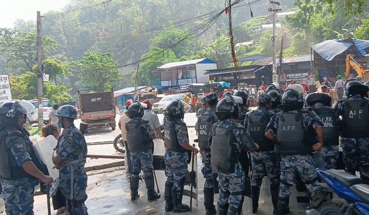 बाराको ३ नम्बर पुल क्षेत्रको बस्तीमा चल्यो डोजर, स्थानीय भन्छन्– राज्यले दमन गर्‍यो